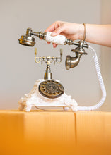 Laden Sie das Bild in den Galerie-Viewer, Foto auf dem das alte Telefon zu sehen ist