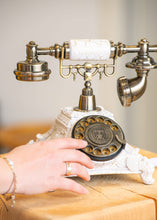 Laden Sie das Bild in den Galerie-Viewer, Foto auf dem das alte stilvolle Telefon zu sehen ist