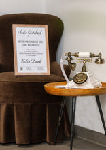 Laden Sie das Bild in den Galerie-Viewer, Foto, dass das Audio Gästebuch zeigt (ein altes Telefon mit einem Schild wo beschrieben steht was man damit machen kann.