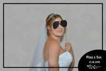 Laden Sie das Bild in den Galerie-Viewer, Fotobox Foto mit schwarzem rechteckigen Rand und rechts unten mit Namen und Datum des Paares