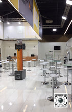 Laden Sie das Bild in den Galerie-Viewer, Fotobox die auf einem Messestand gezeigt wird.