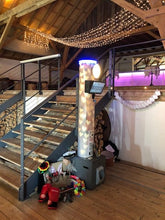 Laden Sie das Bild in den Galerie-Viewer, Fotobox aufgebaut mit Herzverkleidung in einer Scheune