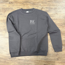 Laden Sie das Bild in den Galerie-Viewer, Grauer Pullover komplette vordere Ansicht mit Aufschrift BE Mindful