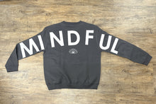Laden Sie das Bild in den Galerie-Viewer, Grauer Pullover Ansicht hinten - über die komplette Breite der Arme und dem oberen Rücken steht die Aufschrift Mindful darunter ist noch eine kleine Lotusblume