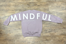 Laden Sie das Bild in den Galerie-Viewer, Hell Lila Pullover Ansicht hinten - über die komplette Breite der Arme und dem oberen Rücken steht die Aufschrift Mindful darunter sind noch 4 Wörter geschrieben. Grateful, Positive, True & Kind