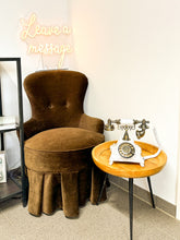 Laden Sie das Bild in den Galerie-Viewer, Hochzeits Audio Gästebuch - die Gäste können dem Brautpaar Nachrichten darauf sprechen. Es ist ein altes Telefon mit altem Zahlenrad zum drehen.