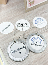 Laden Sie das Bild in den Galerie-Viewer, Beispielfoto kleiner runder Nelopii mit dem Text "Superdaddy". nelopii in Silber