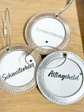 Laden Sie das Bild in den Galerie-Viewer, Beispielfoto kleiner runder Nelopii mit dem Text "Schwesterherz". nelopii in Rosegold