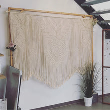 Laden Sie das Bild in den Galerie-Viewer, Diese Foto zeigt ein schönes Makramee das als Hintergrund für die Fotobox gebucht werden kann