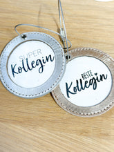 Laden Sie das Bild in den Galerie-Viewer, Beispielfoto kleiner runder Nelopii mit dem Text "Beste Kollegin". nelopii in Silber und Rosegold