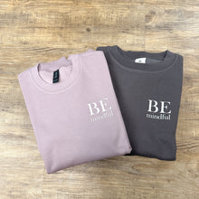 Laden Sie das Bild in den Galerie-Viewer, Pullover in LIla und Grau mit der Aufschrift Be Mindful - vordere Ansicht zusammengefaltet