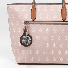 Laden Sie das Bild in den Galerie-Viewer, nelopii klein rund in braun. Beispielbild an einer Handtasche