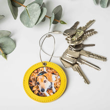 Laden Sie das Bild in den Galerie-Viewer, nelopii klein rund in geld. Beispielbild an einem Schlüsselbund