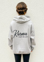 Laden Sie das Bild in den Galerie-Viewer, Kapuzenpullover Hellgrau mit der Aufschrift Karma regelt das schon auf dem Rücken