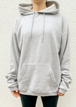 Laden Sie das Bild in den Galerie-Viewer, Kapuzenpullover Hellgrau vordere Ansicht mit Bauchtasche.