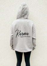Laden Sie das Bild in den Galerie-Viewer, Kapuzenpullover Hellgrau Detailansicht Rücken. Wenn man die Kapuze aufzieht sieht man einen Stinkefinger der dort angedruckt ist.