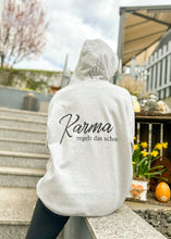 Laden Sie das Bild in den Galerie-Viewer, Kapuzenpullover Hellgrau Karma Detailansicht hinten mit Aufschrift