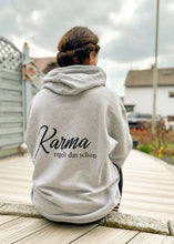 Laden Sie das Bild in den Galerie-Viewer, Kapuzenpullover Hellgrau Karma Detailansicht hinten 2