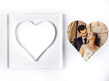 Laden Sie das Bild in den Galerie-Viewer, Klebehilfe für Herzförmiges Foto Detailansicht