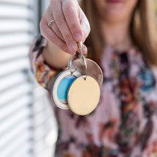 Laden Sie das Bild in den Galerie-Viewer, 3 kleine nelopiis werden als Beispiel Foto in der Hand gehalten
