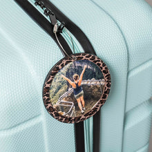 Laden Sie das Bild in den Galerie-Viewer, nelopii groß als Beispielbild an einem Koffer