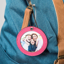 Laden Sie das Bild in den Galerie-Viewer, nelopii klein rund in Pink. Beispielbild an einem Rucksack