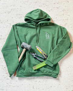 Dunkelgrüner Pullover mit Kapuze komplett Ansicht vorne. Der Pulli hat noch eine Bauchtasche 