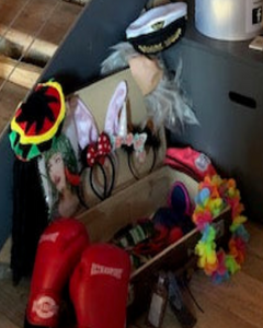 Fotobox Accesoires zum verkleiden. Hüte, Austeckohren, lustige Sonnenbrillen