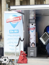 Laden Sie das Bild in den Galerie-Viewer, Fotobox die ein Layout für den Radio Sender Antenne 1 zeigt 
