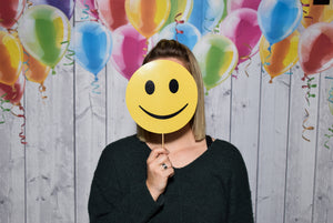 Beispiel Hintergrund Fotobox in Holzoptik mit bunten Ballons