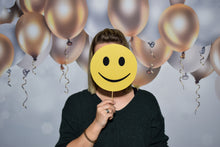 Laden Sie das Bild in den Galerie-Viewer, Beispiel Hintergrund Fotobox in grauer Holz Optik mit weißen und Roségoldenen Ballons (edles Design) 
