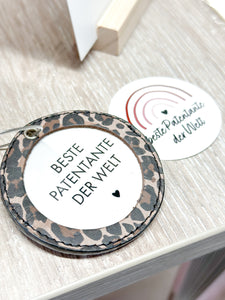 Beispielfoto kleiner runder Nelopii mit dem Text "Beste Patentante der Welt". nelopii im leoparden Design