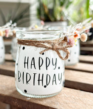 Laden Sie das Bild in den Galerie-Viewer, Happy Birthday Kerze im Glas - Birthday Candle - Personalisierte Kerze im Glas - Besonderes Geburtstagsgeschenk - personalisiertes Geschenk
